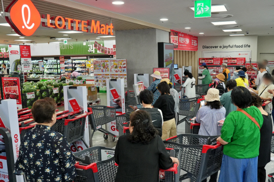 지난 5일 서울시 노원구 롯데마트 중계점 입구에서 고객들이 매장 오픈을 기다리고 있다.롯데마트 제공